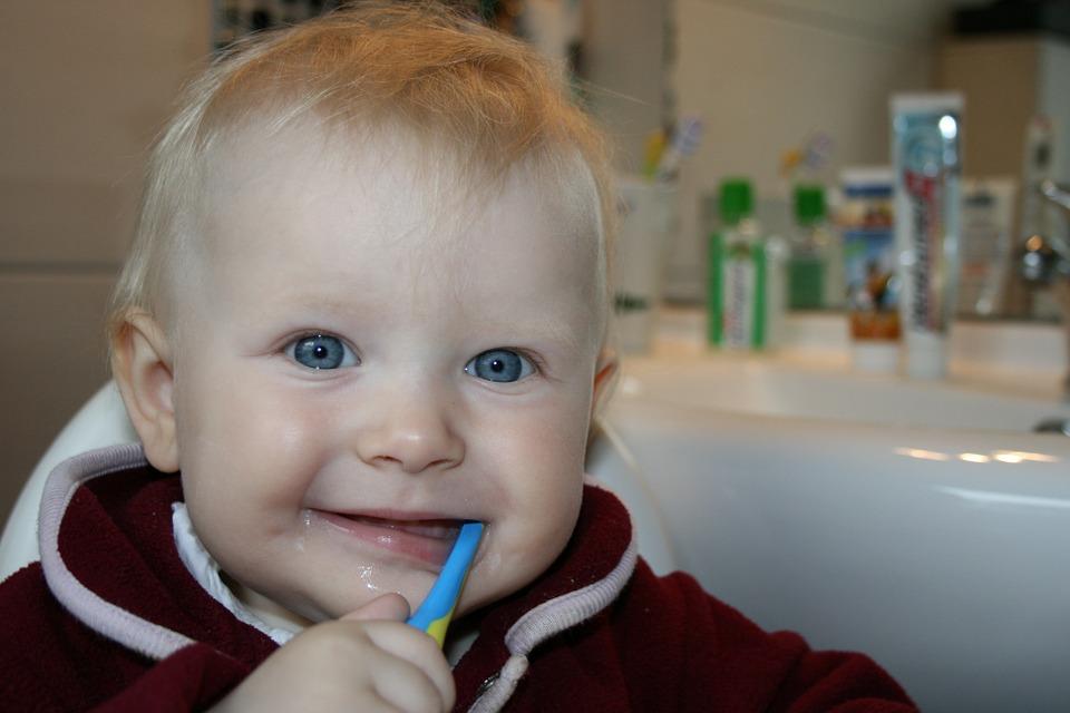 Como fazer a higiene bucal em bebês e crianças
